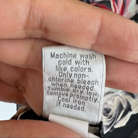 Lc Lauren Conrad rose print dressy top Size Small - Picture 12 of 12